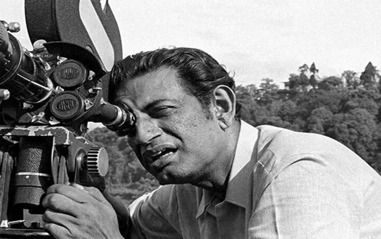 Satyajit Ray Novels: सत्यजीत रे की ‘खगम’ पर आधारित अंग्रेजी ग्राफिक उपन्यास प्रकाशित, पढ़ें विस्तार से