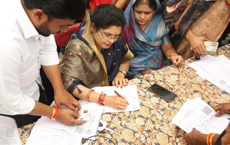 Ladli Behna Yojana Form MP: बीजेपी विधायक ने महिलाओं के भरे फॉर्म