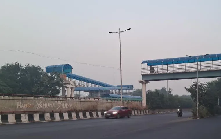 Delhi News: फुटओवर ब्रिज से टकराई ट्रक, ओवर ब्रिज का हिस्सा गिरा, बाल-बाल बची लोगों की जान