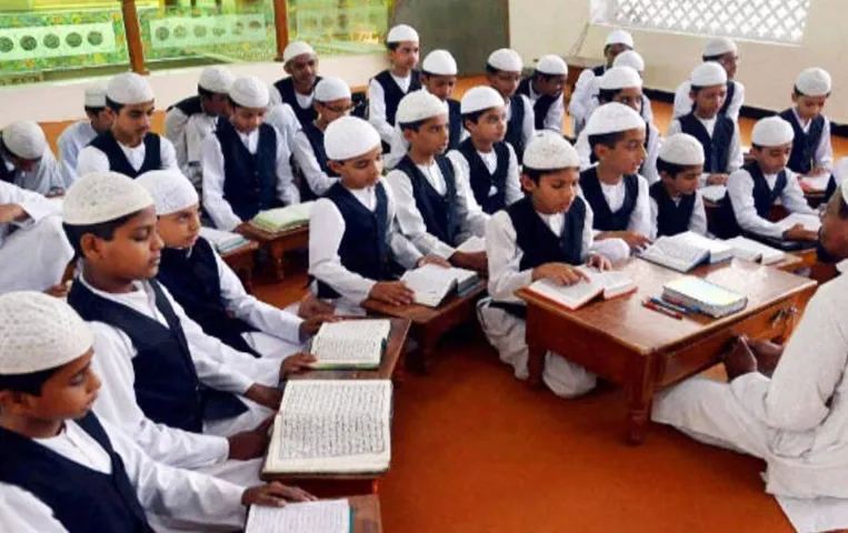 Madarasa Foreign Funding: UP के मदरसों पर सबसे बड़ा एक्शन ! भेजा गया NOTICE, लगेगा 10 हजार का जुर्माना