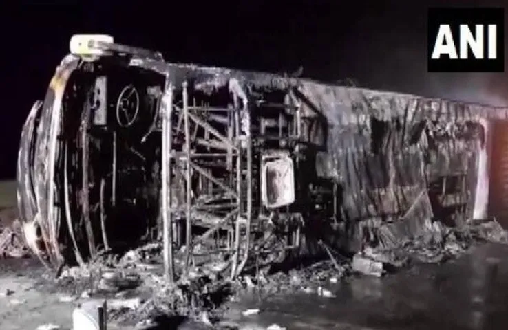 Maharashtra Buldhana Accident: महाराष्ट्र के बुलढाणा में सड़क हादसा, हाईवे के डिवाइडर से टकराकर पलटी बस, डीजल टैंक फटा