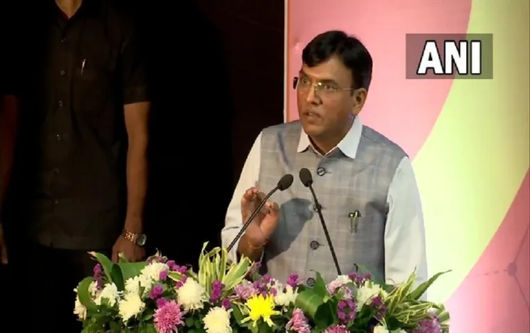 Postal stamp on 1 year of vaccination : कोविड-19 टीकाकरण अभियान का एक वर्ष पूरा होने स्वास्थ्य मंत्री  ने जारी की डाक टिकट