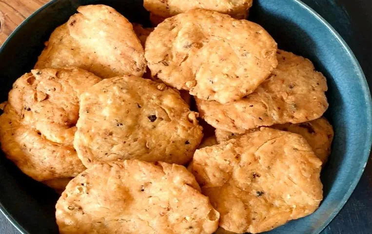 Mathri Recipe: दिवाली पर मेहमानों को खिलाएं मठरी, यहाँ है बनाने की आसान रेसिपी