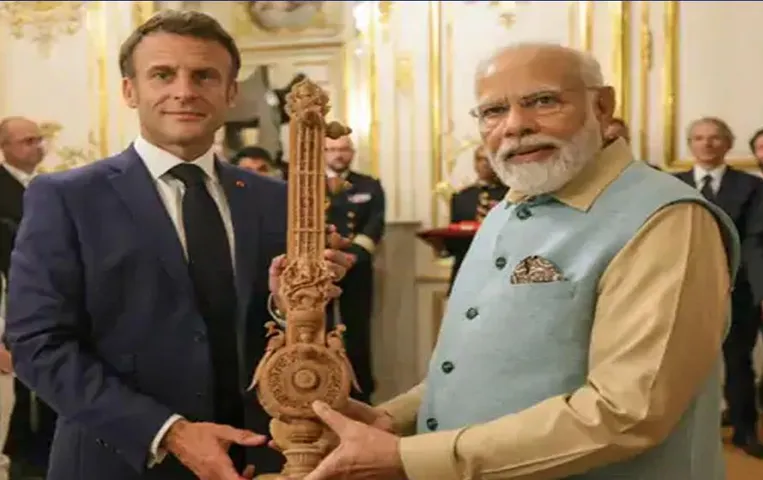 PM Modi France Visit: PM मोदी ने मैक्रों को दिया चंदन का सितार, जानें PM  मोदी ने फ्रांस में क्या-क्या गिफ्ट दिए?