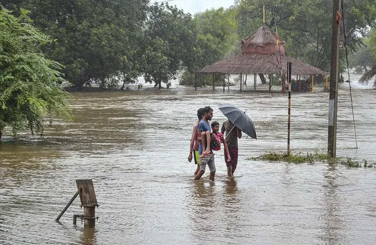 MP Weather Update: अगले 24 घंटे में 13 जिलों में होगी भारी बारिश! गरज-चमक के साथ Yellow Alert जारी