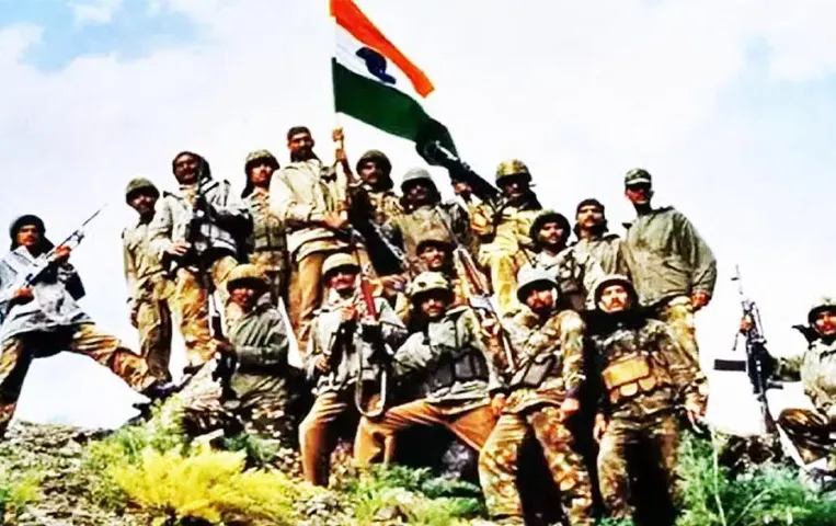 Neemuch News: कारगिल विजय दिवस पर रिटायरर्ड फौजियों को एनसीसी कैडेट्स ने कुछ इस तरह दी सलामी