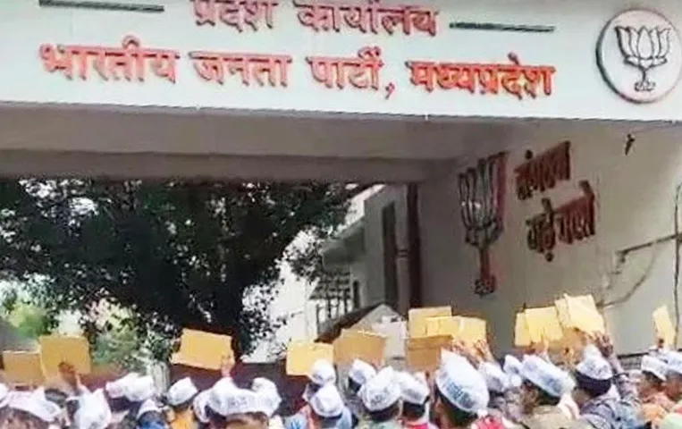MP Teacher News: शिक्षक पात्रता परीक्षा में चयनित अभ्यर्थियों ने भोपाल में किया प्रदर्शन, नियुक्ति पत्र दिए जाने की मांग
