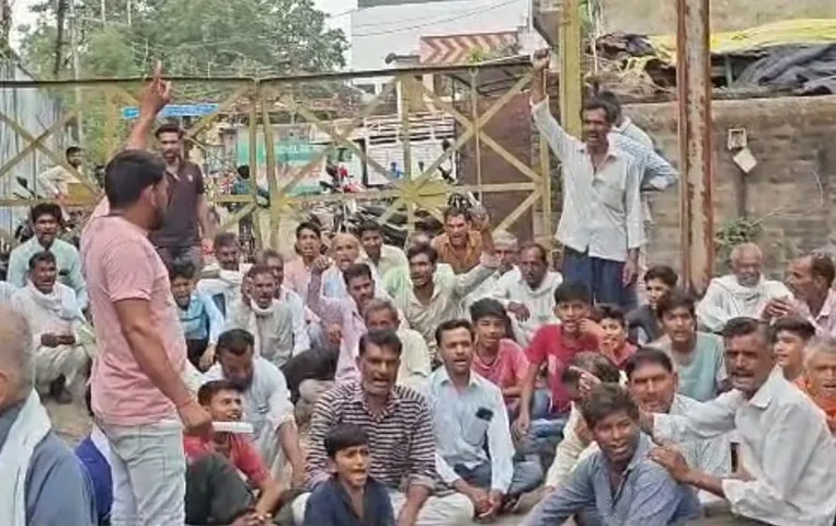 MP SHAJAPUR NEWS: बिजली विभाग के ऑफिस पर ग्रामीणों ने लटकाया ताला, किया जमकर प्रदर्शन