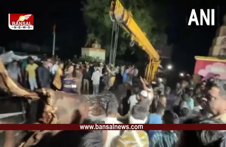 Temple Accident in Maharashtra Akola: महाराष्ट्र के मंदिर में टीन शेड पर गिरा 100 साल पुराना पेड़, 7 की मौत