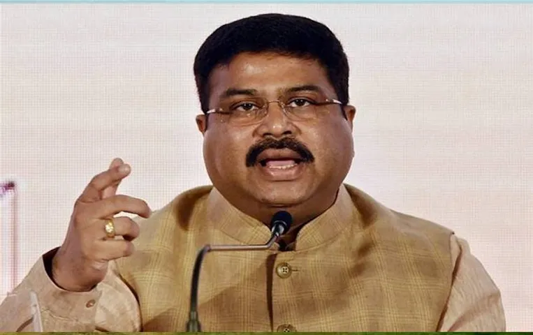 NCERT: शिक्षा मंत्री ने कहा- चार्ल्स डार्विन थ्योरी के साथ कोई छेड़-छाड़ नही, जानें पूरा मामला