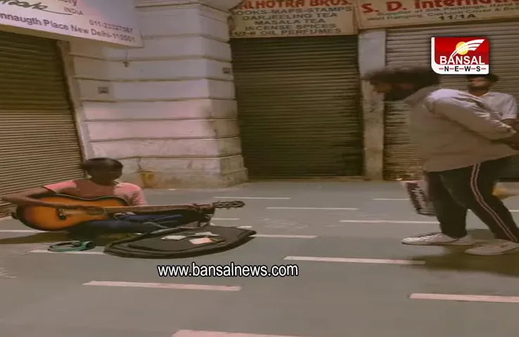 Watch: सड़क किनारे बैठे लड़के की आवाज सुन हो जाएंगे स्तभ्ध, देखें वीडियो