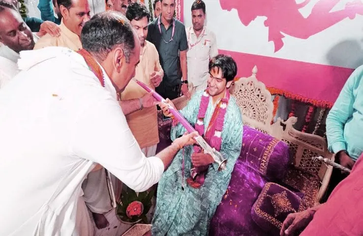 Pandit Dhirendra Shastri: खिलचीपुर राजमहल में पंडित धीरेन्द्र शास्त्री का राजसी स्वागत, बाबा बोले अरे पागलों..