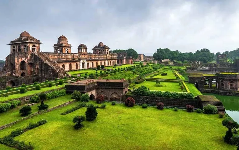 Places to Visit in Mandu: मांडू में हैं तो ये 5 जगह जरूर घूमना, बहुत खूबसूरत हैं ये जगह
