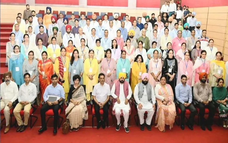 Punjab News: ट्रेनिंग के लिए पंजाब शिक्षकों का तीसरा बैच सिंगापुर रवाना, CM बोले- UPSC की भी देंगे कोचिंग