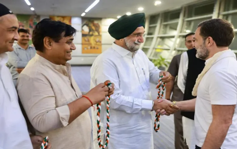 Rahul Gandhi Jaipur Visit: जयपुर पहुंचे कांग्रेस नेता राहुल गांधी, नए कार्यालय की रखेंगे आधारशिला, पार्टी कार्यकर्ताओं को करेंगे संबोधित