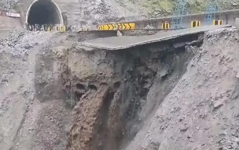 Jammu Kashmir Landslide: रामबन के कई इलाकों में भारी बारिश, लैंडस्लाइड से NH-44 बंद