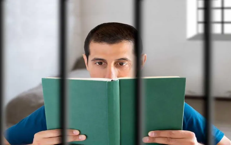 Reading Books: इस देश में सजा कम करवाने के लिए अपराधी पढ़ते हैं किताबें