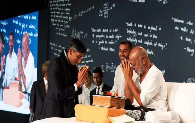 Rishi Sunak: मोरारी बापू की रामकथा में पहुंचे ब्रिटेन के PM ऋषि सुनक, देखें वीडियो