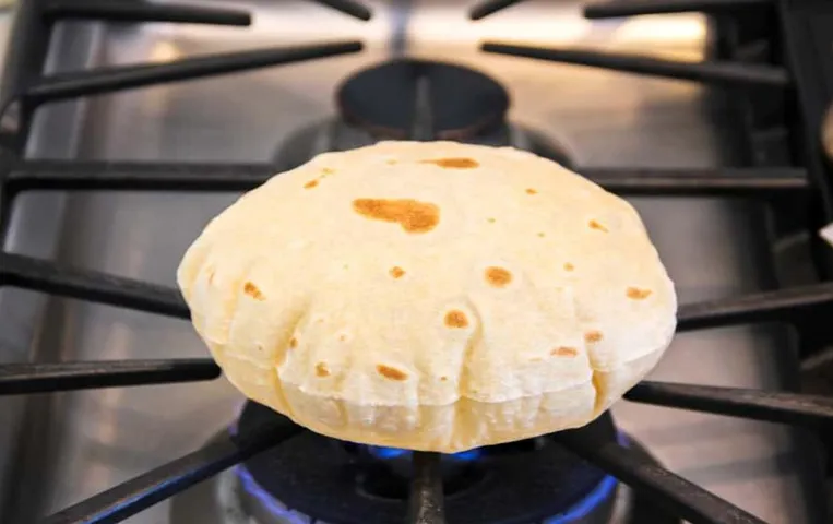 Roti ke Upay: किस दिन नहीं बनाना चाहिए रोटी, क्या कहता है हिन्दू धर्म और मान्यताएं