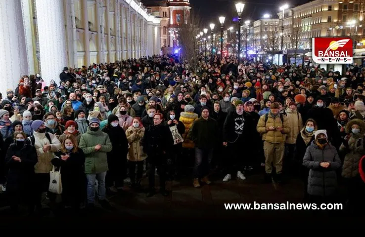 Russia Ukraine war update: यूक्रेन पर हमले के खिलाफ सड़कों पर उतरे रूसी लोग, देखें वीडियो