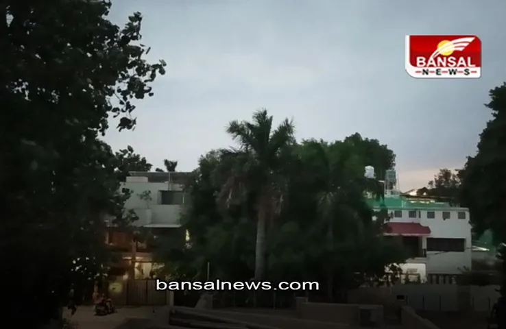 Delhi Weather: दिल्ली के कई इलाकों में बारिश, जानें आईएमडी का नया अपडेट