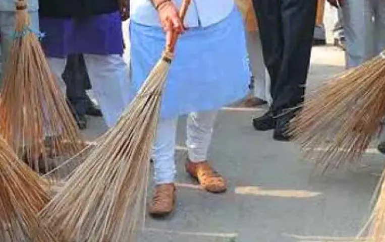 Swachh Bharat Mission: खुरई की सड़कों पर मंत्री भूपेंद्र सिंह ने लगाई झाड़ू, सफाई मित्रों को किया सम्मानित