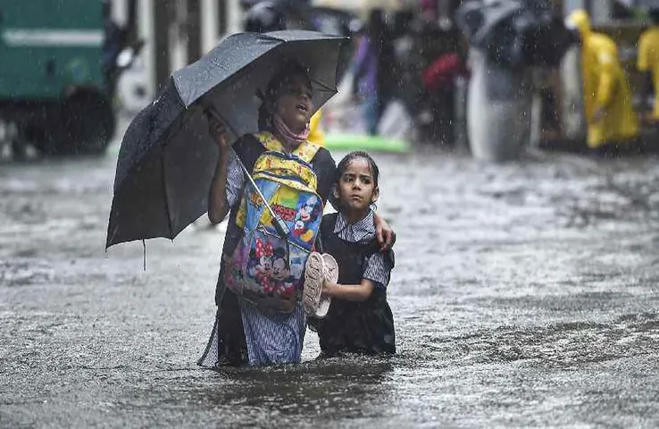 भारी बारिश के कारण शैक्षिक संस्थानों में छुट्टी, इस शहर के जिलाधिकारी ने की घोषणा