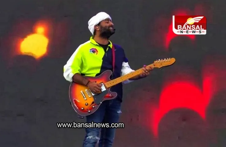 IPL 2023: ओपनिंग सेरेमनी के दौरान Arijit ने छुए धोनी के पैर, वायरल हुई तस्वीर
