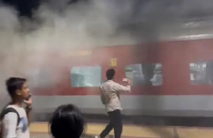 Odisha: दुर्ग-पुरी एक्सप्रेस में लगी आग, वीडियो आया सामने