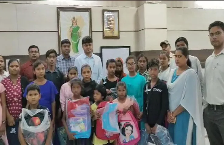 Mungeli: पीएम केयर एण्ड स्पांसरशिप स्कीम के लिए चुने गए बच्चों से मिले कलेक्टर राहुल देव