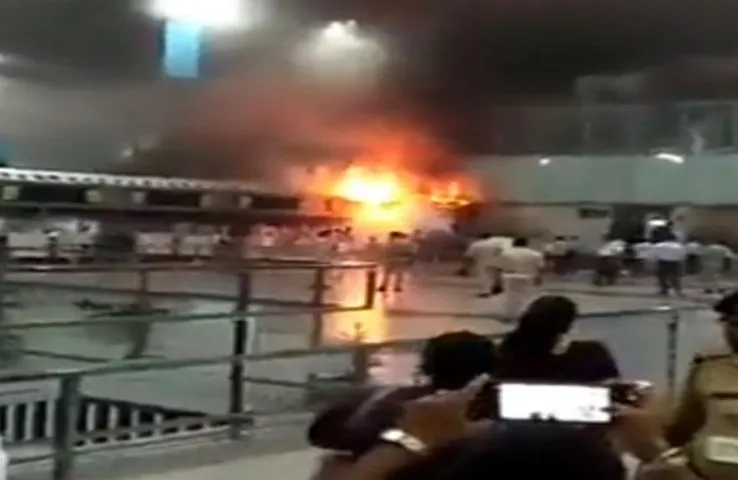 Kolkata: कोलकाता एयरपोर्ट के चेक इन एरिया में लगी आग, उठती दिखाई दी आग की लपटें