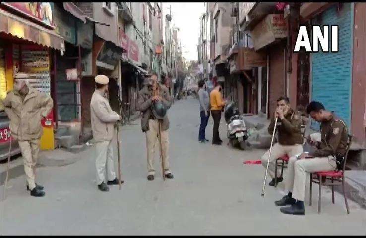 Seemapuri suspicious bomb:  दिल्ली में संदिग्ध सामान पड़ा मिला, पुलिस मौके पर पहुंची