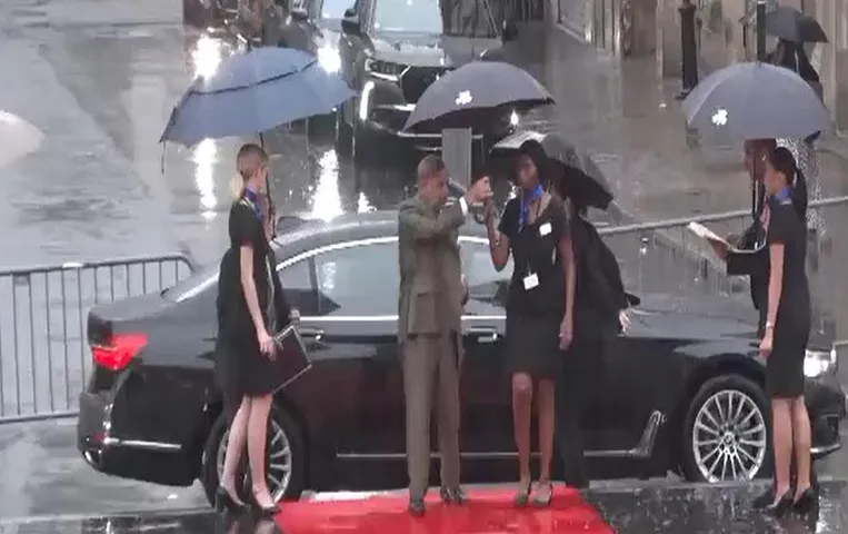 पाक पीएम शहबाज शरीफ का दिखा अमानवीय व्यवहार, सोशल मीडिया पर जम कर हो रहे हैं ट्रोल