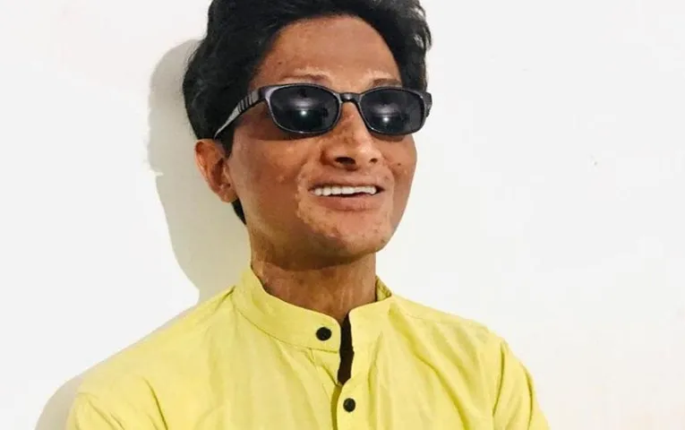 Success Story: आंखों की रोशनी गई तो शिक्षा के बल बना लॉ का प्रोफेसर, जानें कैसे मिली सफलता