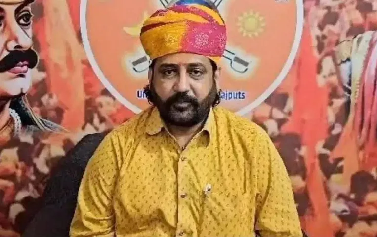 Sukhdev Singh Gogamedi: करणी सेना के राष्ट्रीय अध्यक्ष सुखदेव सिंह गोगामेड़ी पर हमला, जानें पूरी खबर