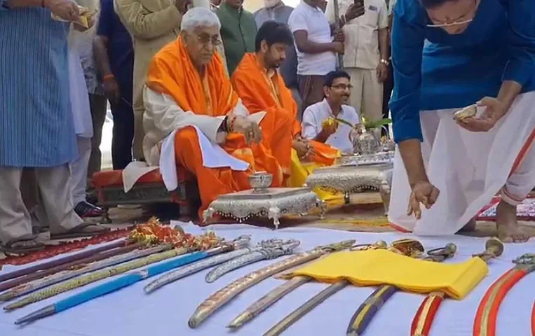 Dussehra 2023: कल दशहरा पर खुलेगा सरजुगा का ‘रघुनाथ पैलेस’, शस्त्र पूजन में शामिल हुए डिप्टी सीएम