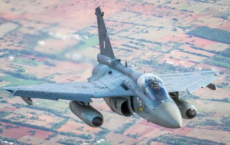 LCA Tejas: भारतीय वायु सेना में 1जुलाई को सात साल पूरा कर लेगा तेजस , जानें विस्तार से  देशी धरती पर तेजस का पहला अभ्यास
