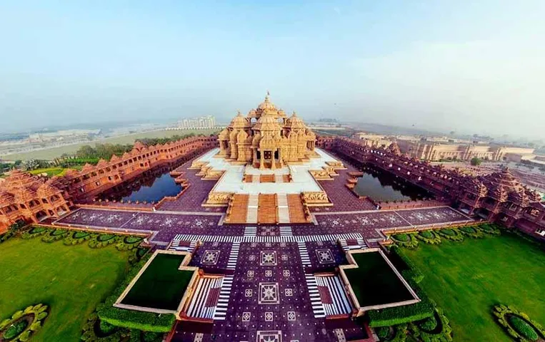 Places to Visit in Delhi: अगर दिल्ली में हैं तो जरूर घूमें ये 4 मंदिर, नहीं करेगा वापस आने का मन, देखें तस्वीरें