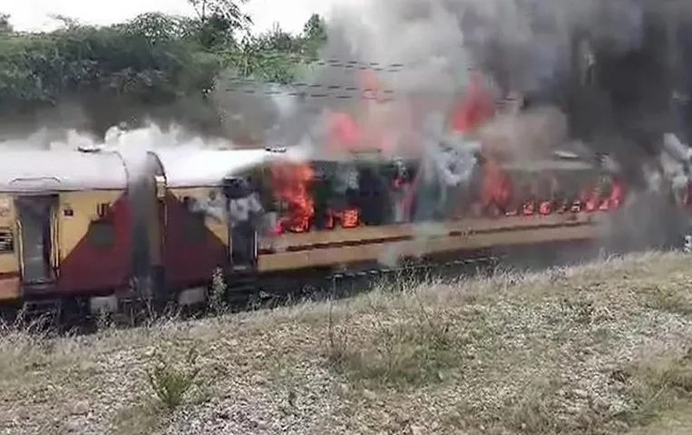 Telgana News: फलकनुमा एक्सप्रेस के डिब्बों में लगी आग, इस वजह से लगी आग
