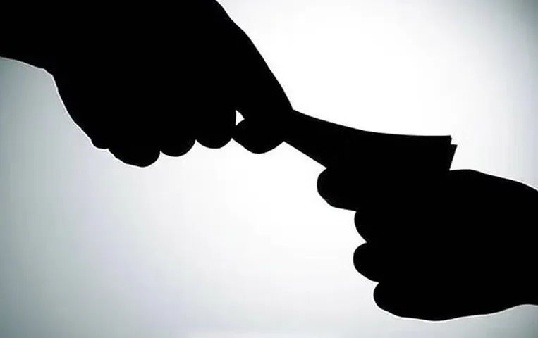 Noida News: नोएडा पुलिस स्टेशन में रिश्वत का 'रेट कार्ड' आया सामने, पुलिसकर्मी निलंबित