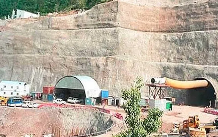 Uttarkashi Tunnel Incident: अब तक बाहर नहीं निकले 41 मजदूर, ड्रिलिंग के लिए हॉलैंड से मंगाई गई मशीन