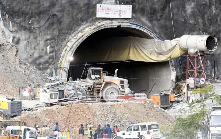 Uttarkashi Tunnel Tragedy: 24 मीटर तक हुई खुदाई, 40 मजदूरों को बचाने की जंग जारी
