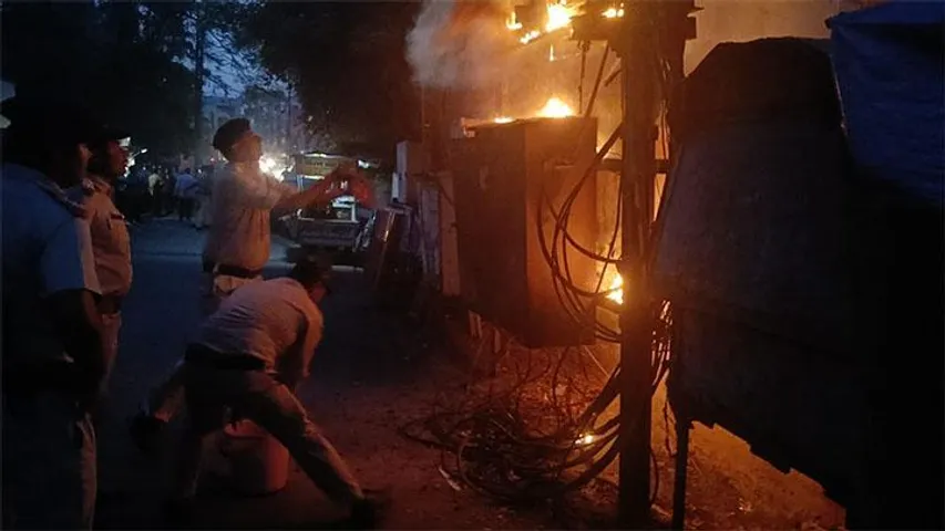 विदिशा : ट्रांसफार्मर में लगी आग, पुलिस ने तत्परता दिखाते हुए काबू पाया