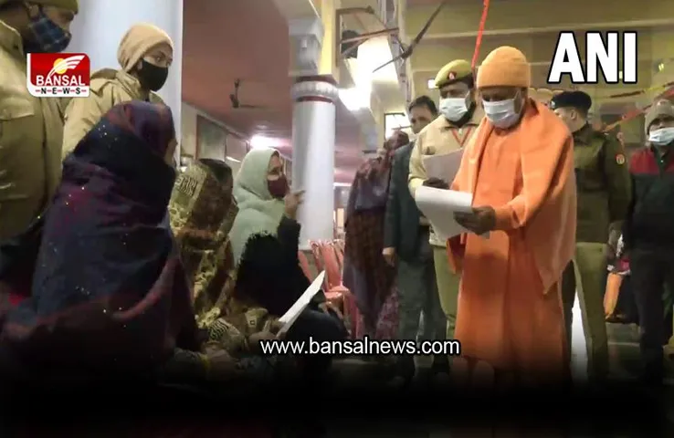 Janta Darbar: सीएम योगी ने जनता दरबार में सुनी लोगों की समस्याएं