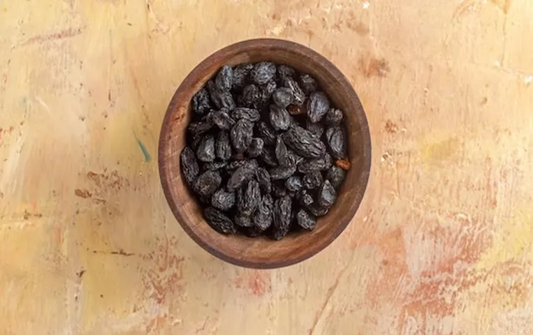 Benefits of Black Raisins For Children: बच्चों को स्नैक्स में दे फायदेमंद काली किशमिश, शारीरिक विकास में करती है मदद