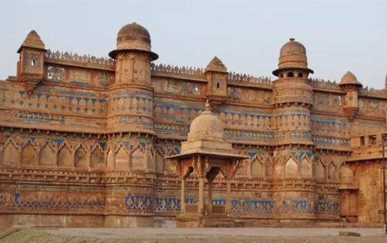 बीते युग का एहसास कराता ग्वालियर का किला, शानदार मूर्तियां और वास्तुकला है इसकी पहचान