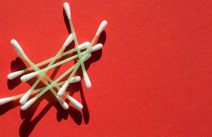 Cotton Buds For Ears: क्या कॉटन बड्स से कानों को साफ करना हैं सही या गलत, जान लें डॉक्टर की ये राय