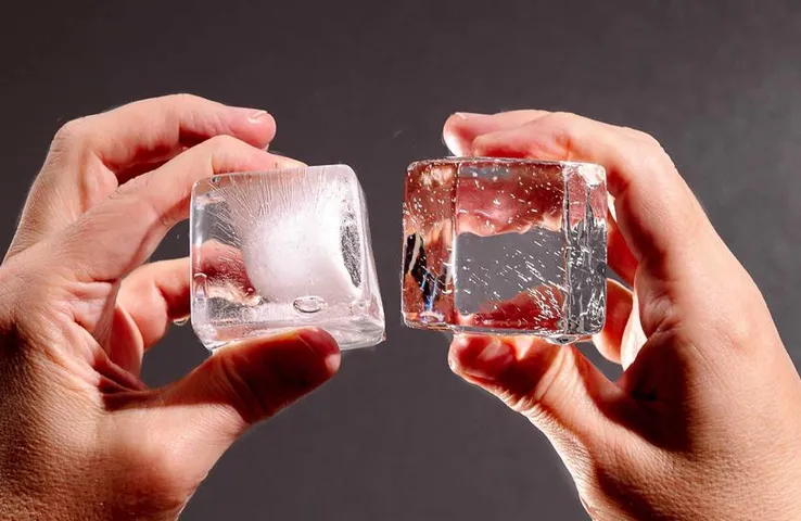 Transparent Ice Facts: कौन सी बर्फ में छुपी है प्योरिटी सफेद या क्रिस्टल, जानें ये रोचक तथ्य