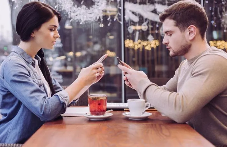 Phubbing Hurts Relationships: कैसे मोबाइल में लगे रहने की आदत खत्म कर रही रिलेशनशिप, जानिए क्या होता है फबिंग