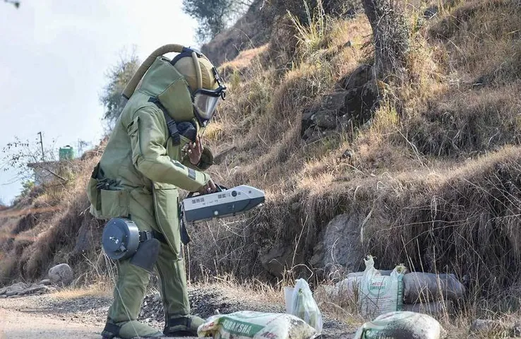 Jammu and Kashmir IED: सुरक्षा बलों ने आईईडी का पता लगाकर किया निष्क्रिय, टली बड़ी त्रासदी